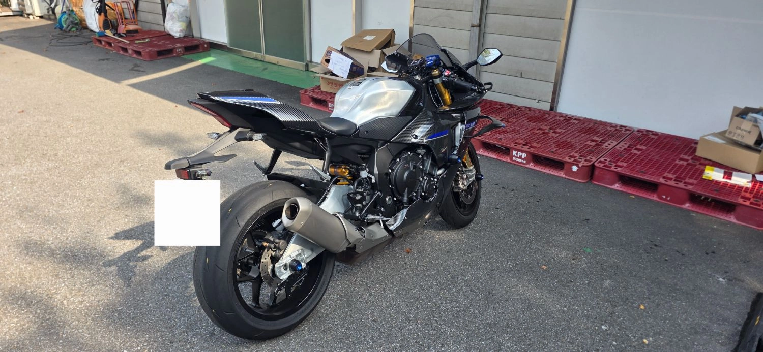 야마하 YZF R1 M 2024 블랙 사진 6
