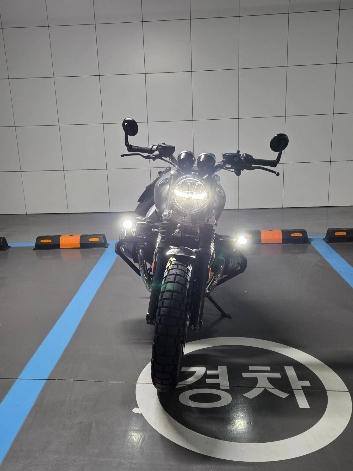 BMW R nine T 스크램블러 2023 실버 사진 2