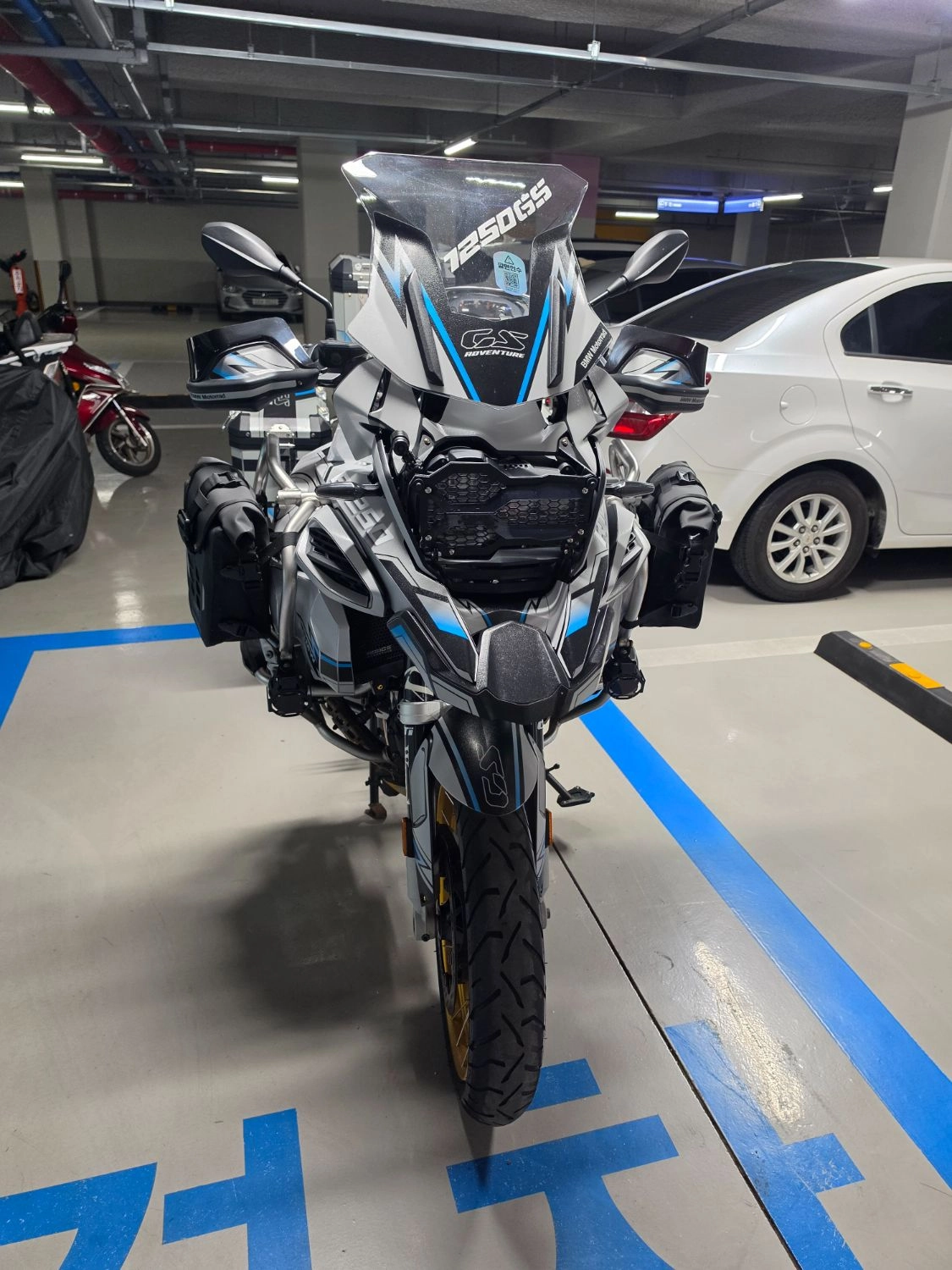 BMW R 1250 GS 어드벤처 2021 화이트