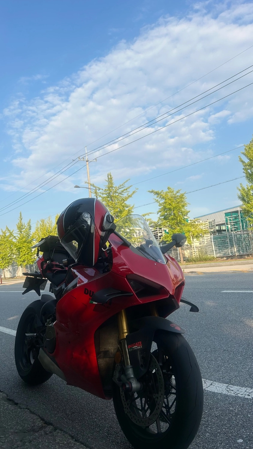 두카티 파니갈레 V4 S 2022 레드 사진 6