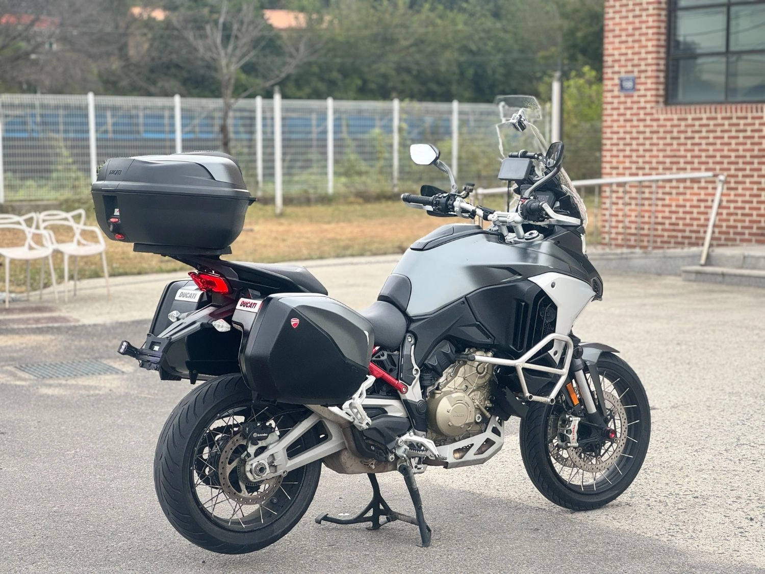 두카티 멀티스트라다 V4 S 2021 화이트 사진 3