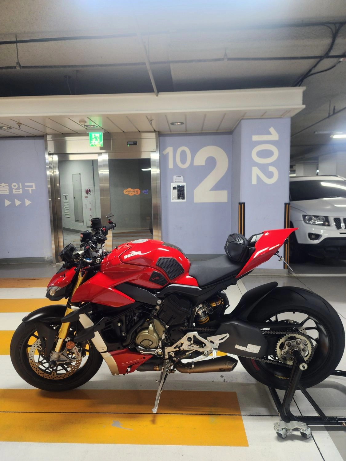 두카티 스트리트파이터 V4 S 2022 레드 사진 3