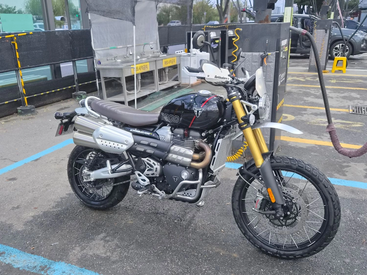 트라이엄프 스크램블러 1200 XE 2024 블랙 사진 3