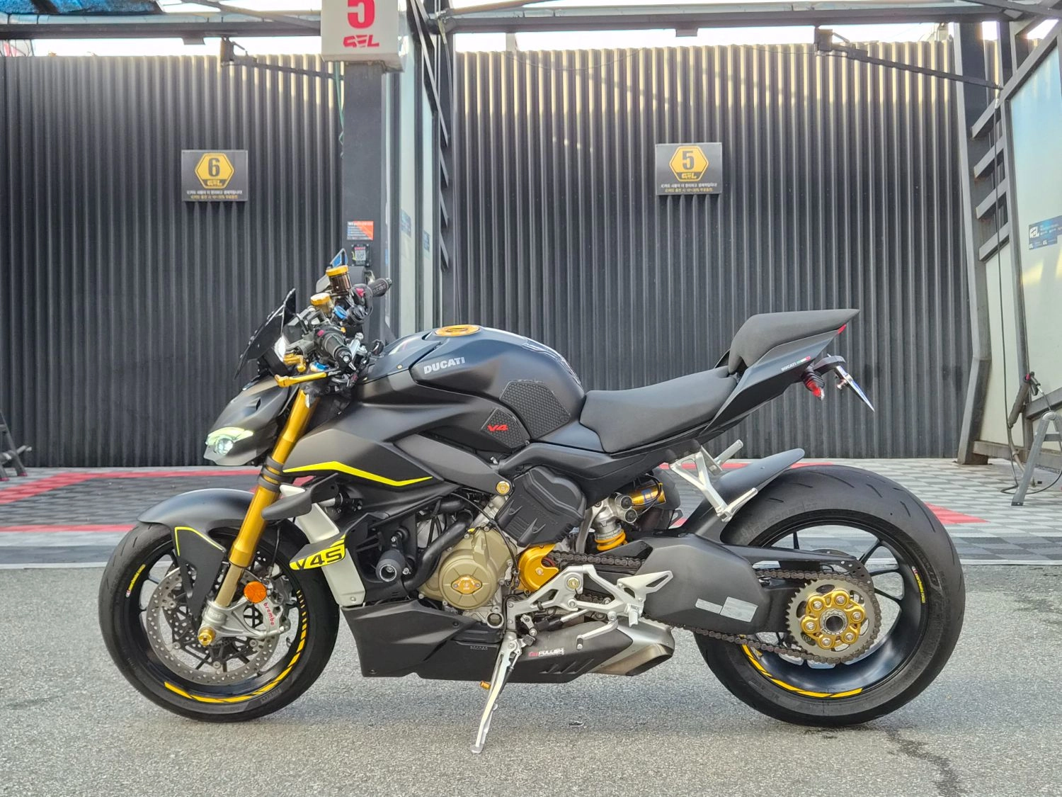 두카티 스트리트파이터 V4 S 2021 블랙 사진 6