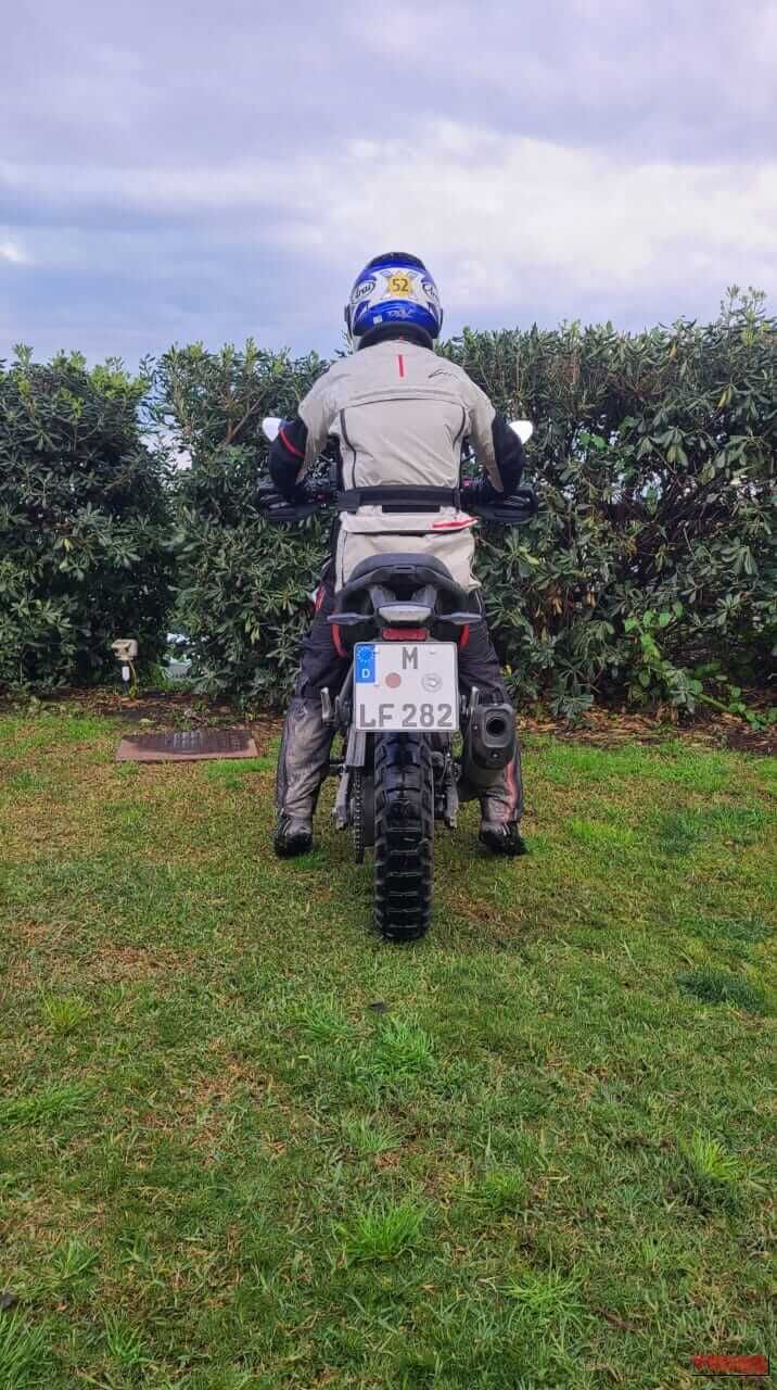 BMW F450GS｜扱いやすさと本格装備の両立。BMW F450GSの実力をシチリア島の泥んこセクションで徹底検証!【新型試乗インプレ】