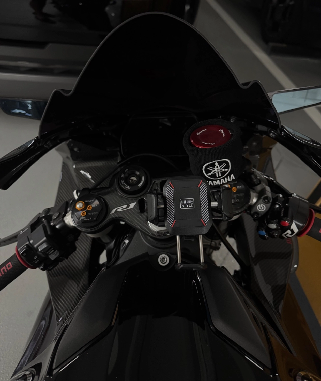 야마하 YZF R1 2026 블랙 사진 2