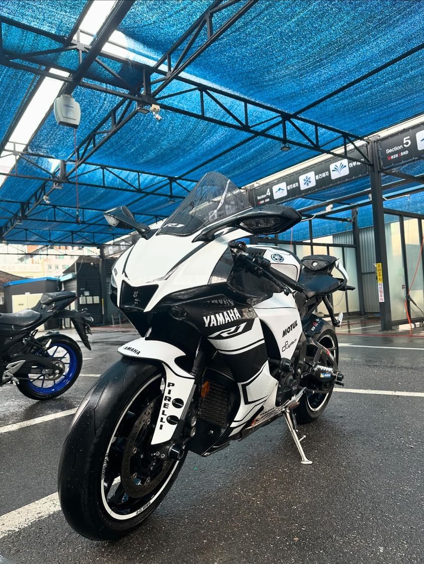 야마하 YZF R1 more