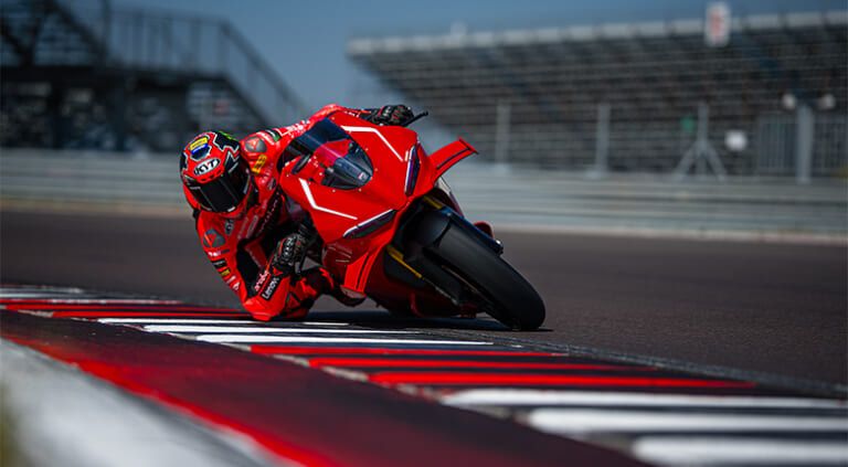 Ducati Panigale V4 R｜サイドポッド初搭載による異次元の旋回力と、プロと同じシフト操作でコーナーへ。新型「パニガーレV4 R」の555万円に隠された本気の造り込み【新型発売】