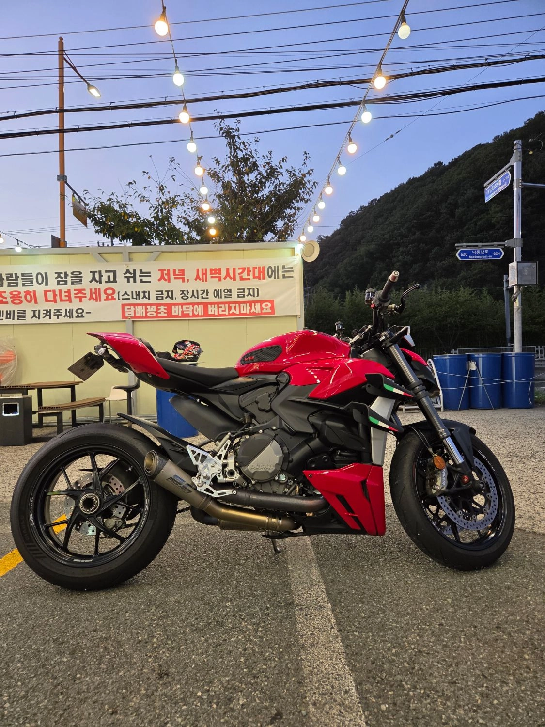 두카티 스트리트파이터 V2 2025 레드 사진 1