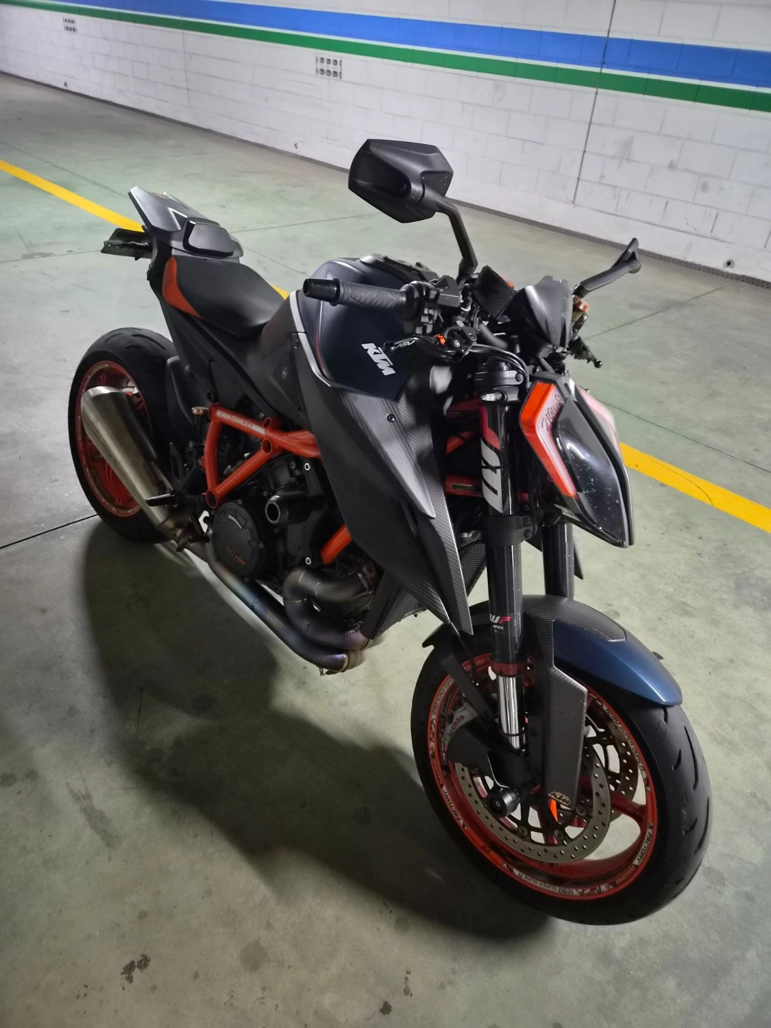 KTM 1290 슈퍼듀크 R 2022 블랙 사진 2