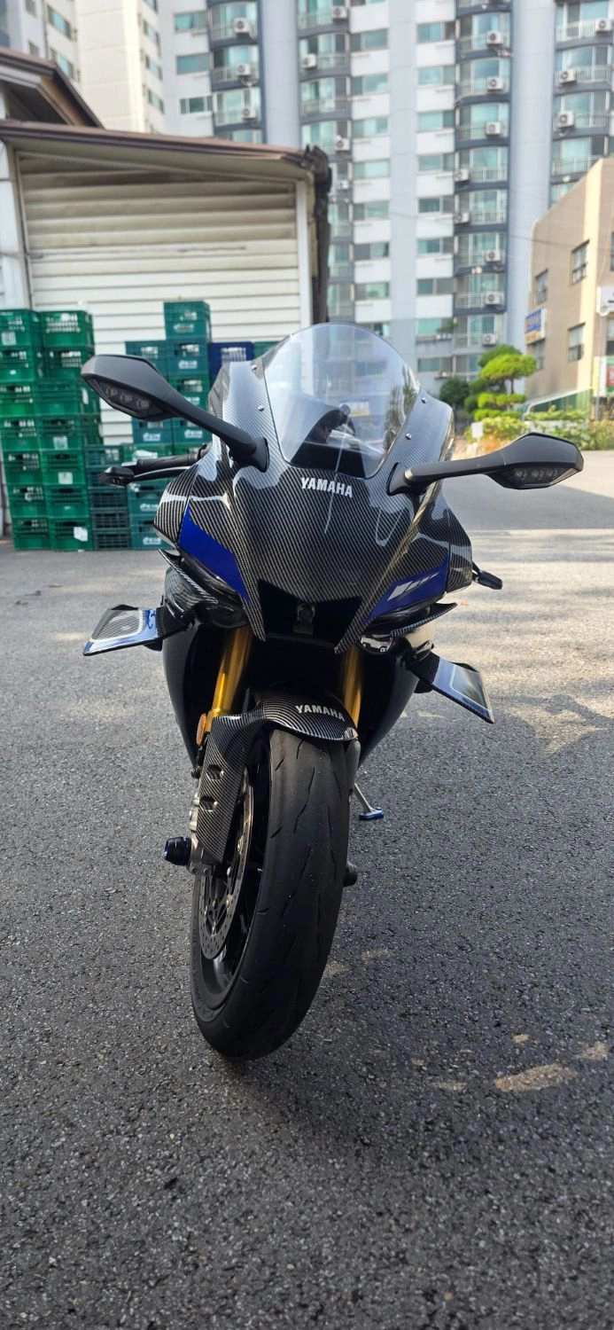 야마하 YZF R1 M 2024 블랙 사진 3
