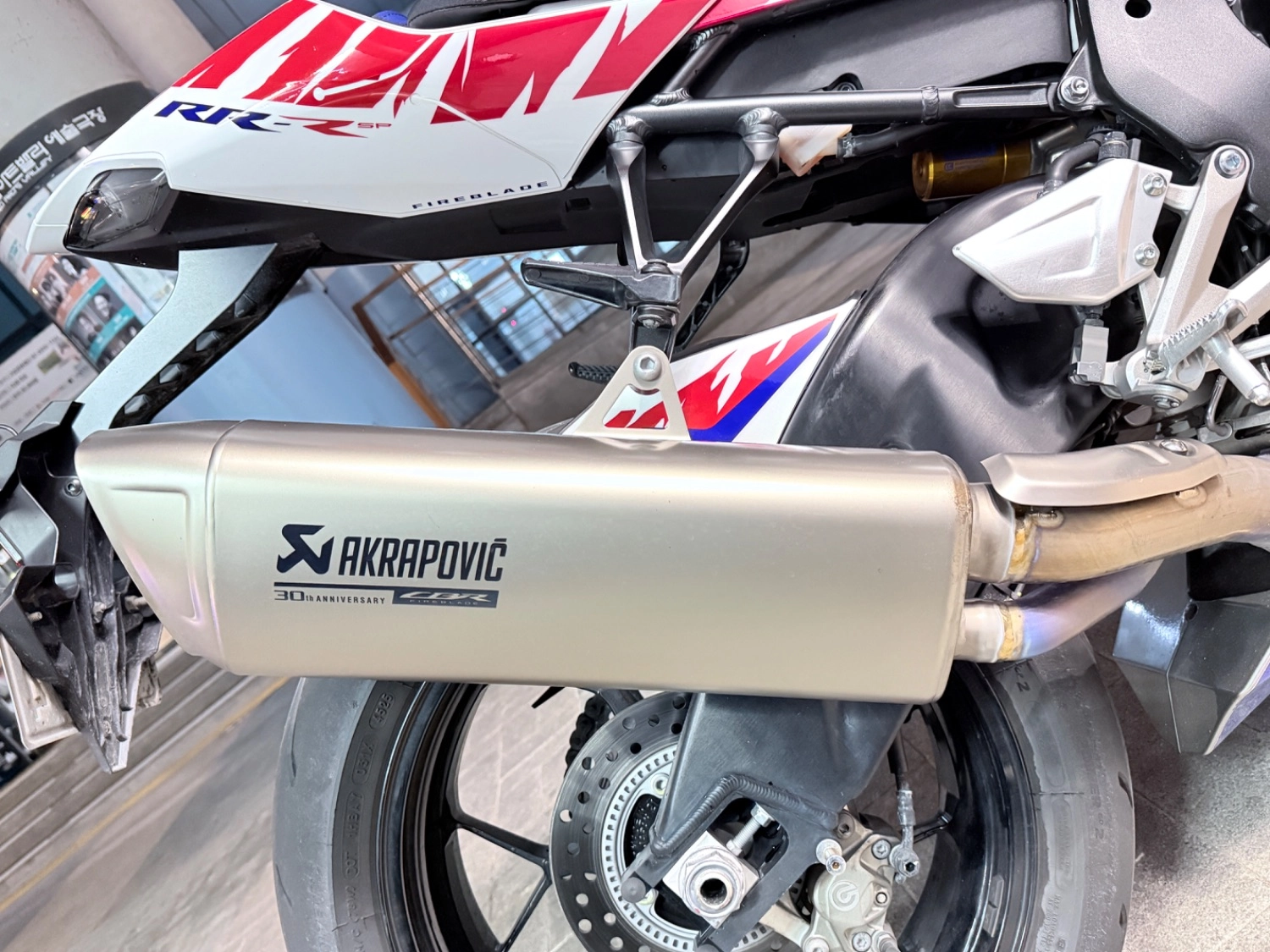 혼다 CBR 1000 RR-R 파이어블레이드 SP 2022 화이트 사진 6