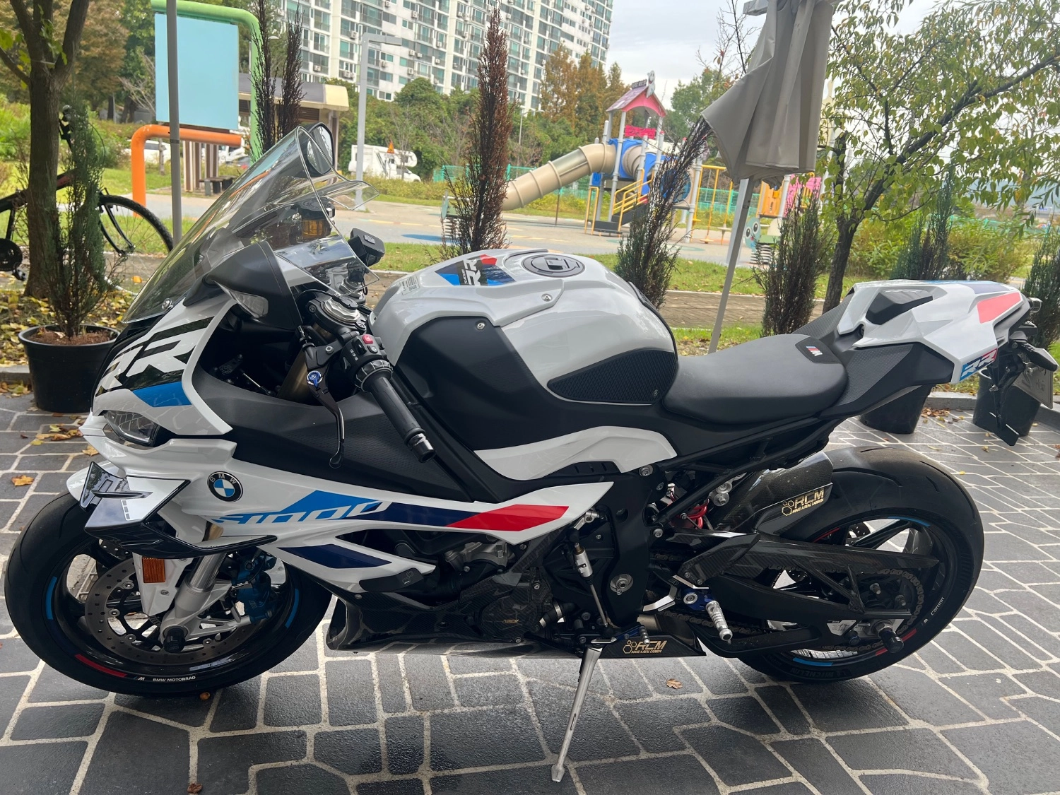 BMW S 1000 RR 2024 화이트 사진 3