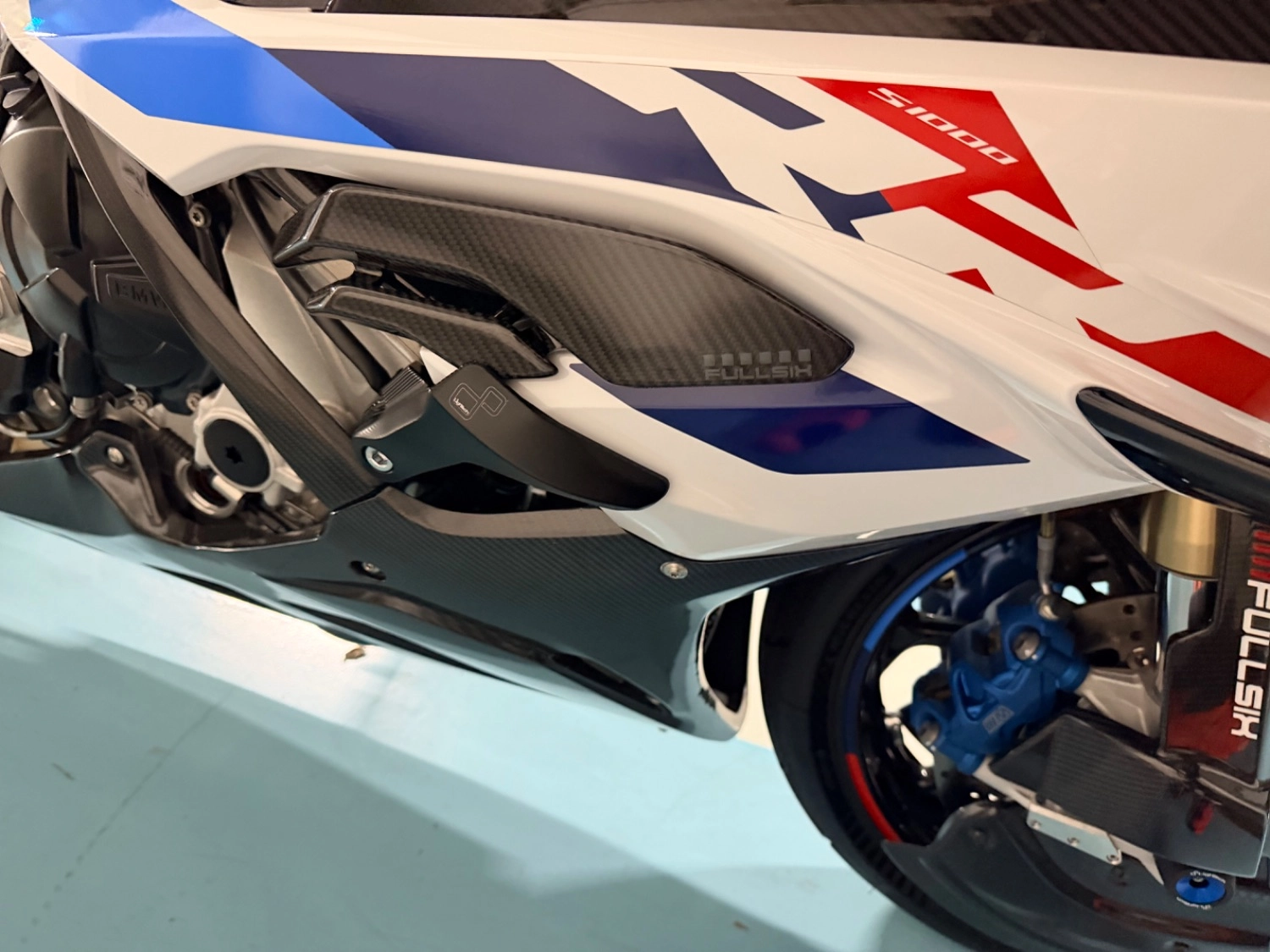 BMW S 1000 RR 2024 블랙 사진 8