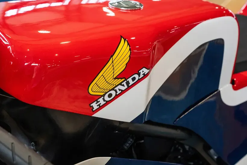 Stilmoto Honda CB750 Hornet RC30 custom tank badge
