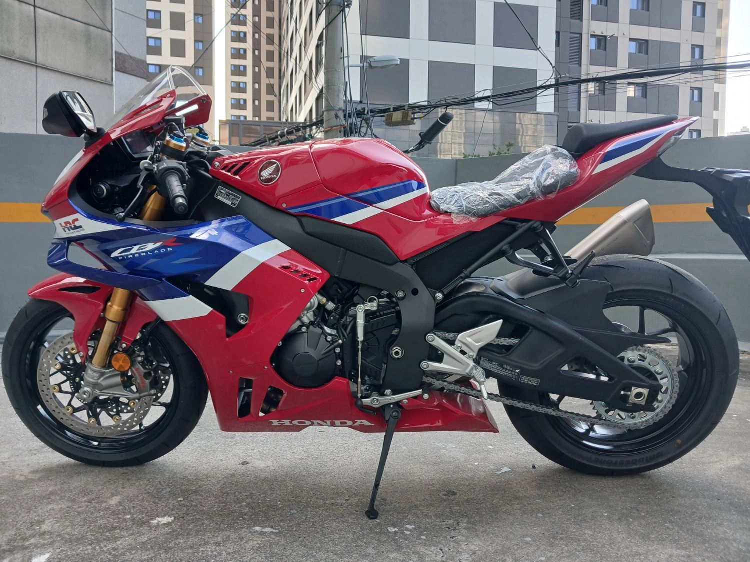 혼다 CBR 1000 RR-R 파이어블레이드 SP 2026 레드 사진 2