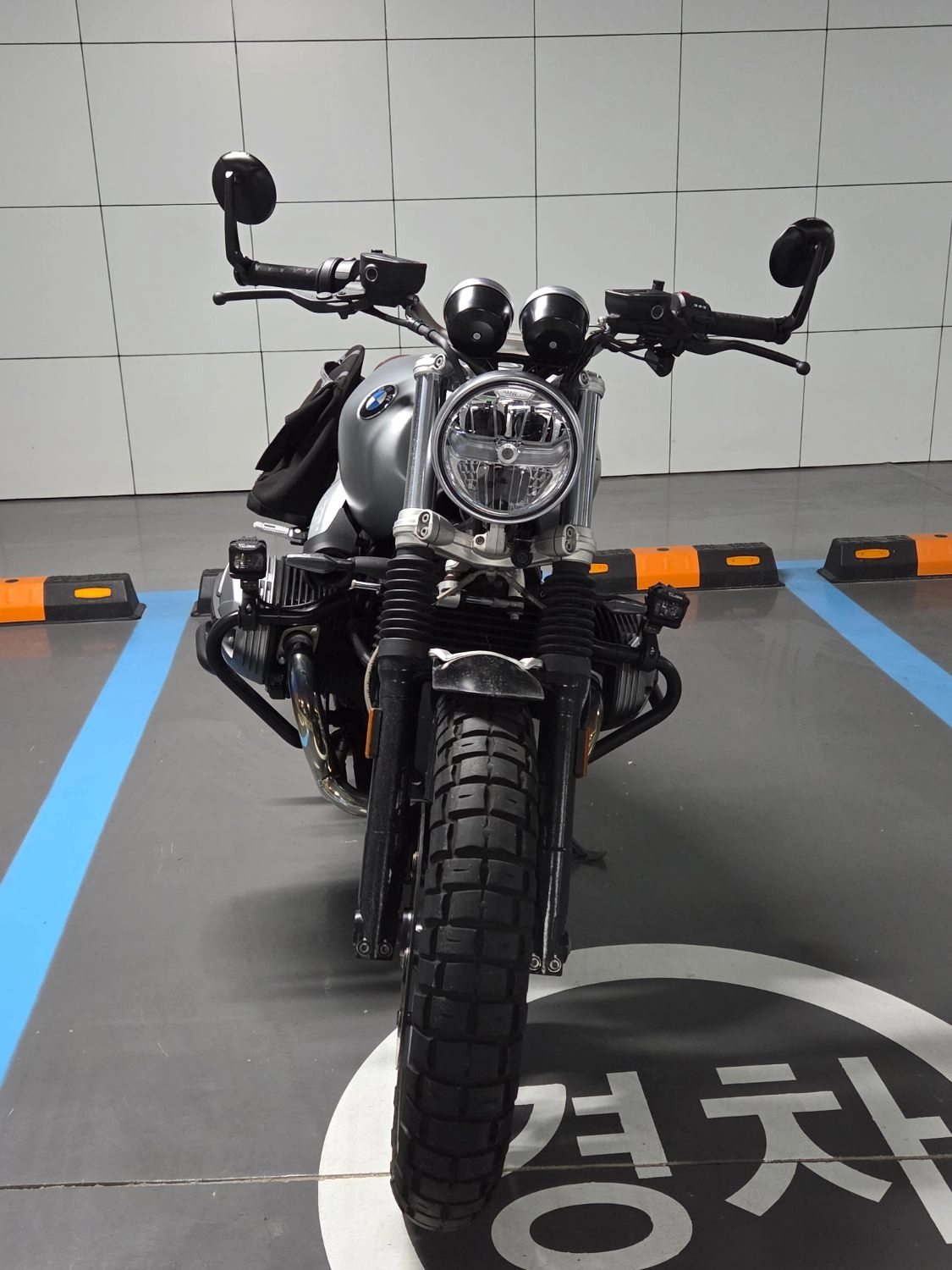 BMW R nine T 스크램블러
