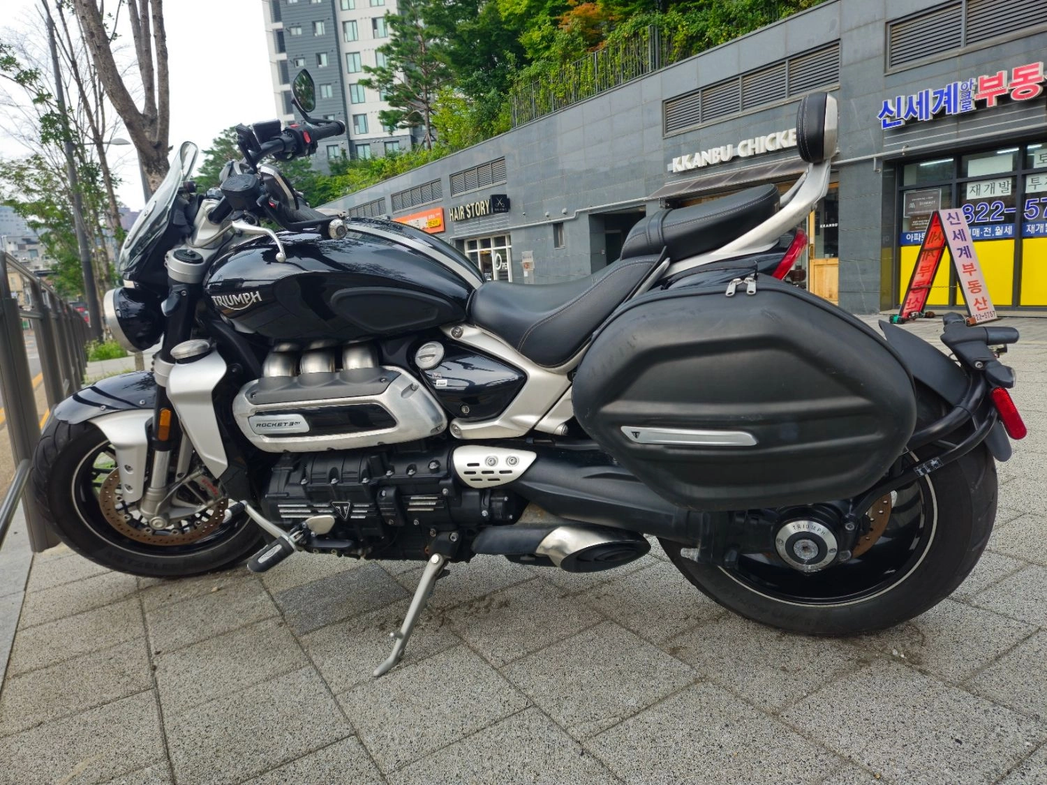 트라이엄프 로켓III GT 2022 블랙