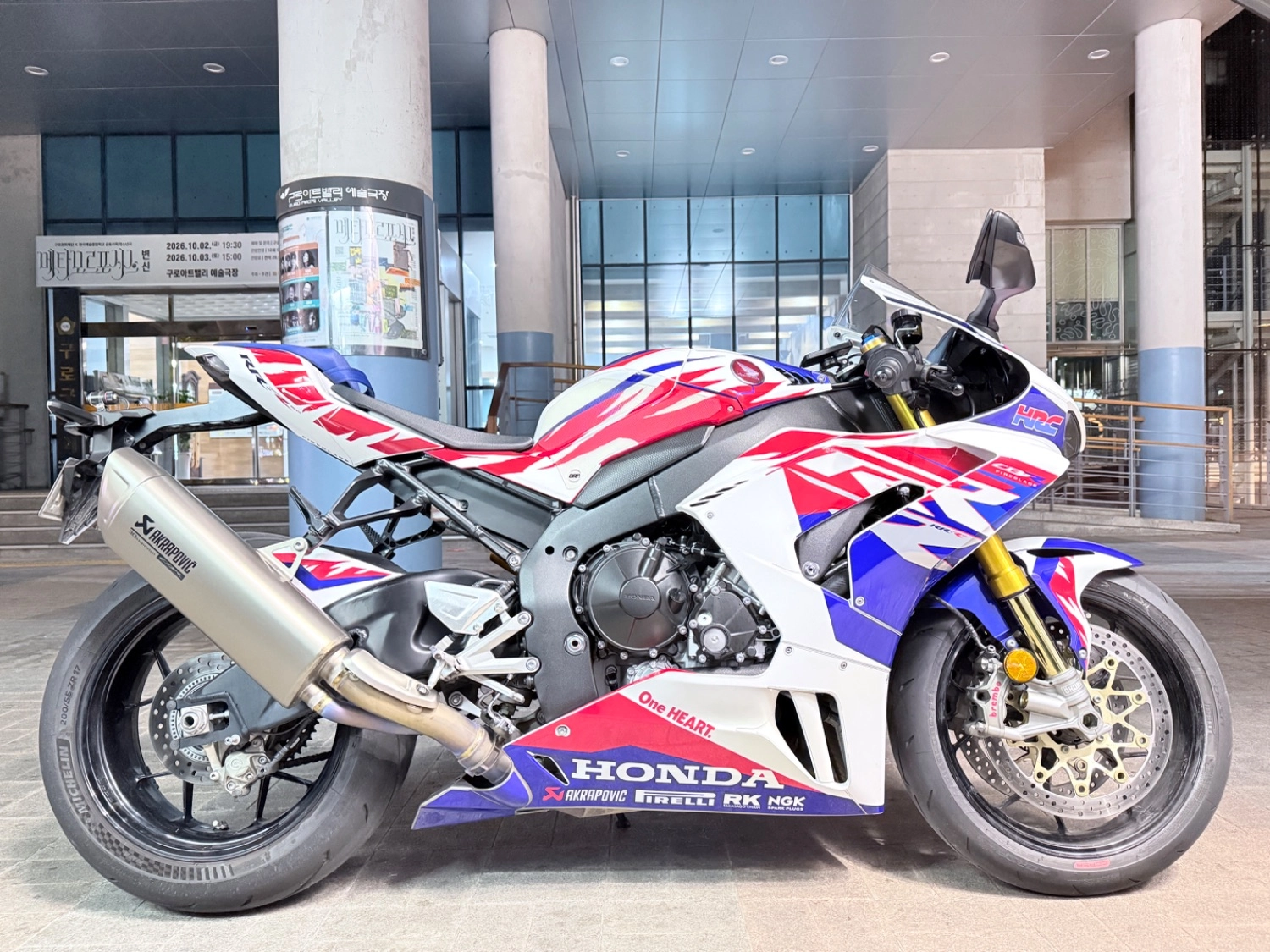 혼다 CBR 1000 RR-R 파이어블레이드 SP 2022 화이트 사진 1