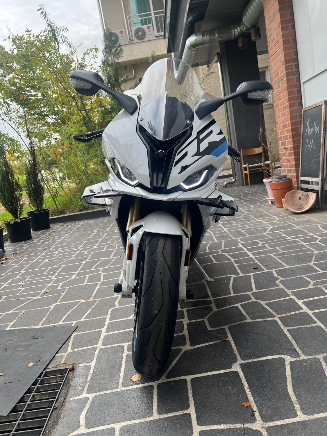 BMW S 1000 RR 2024 화이트 사진 2