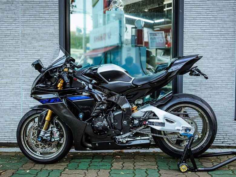 야마하 YZF R1 M 2024 블랙 사진 2