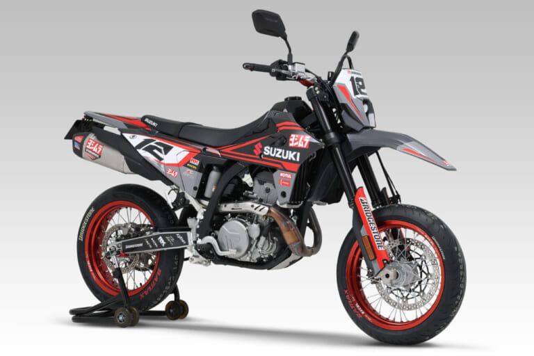YOSHIMURA DR-Z4S/4SM Slip-On RS-12 サイクロン｜約25%の軽量化とリニアな加速。競技由来のレスポンスを持つ、公道対応のDR-Z4S/SM用ヨシムラスリップオンマフラーが登場