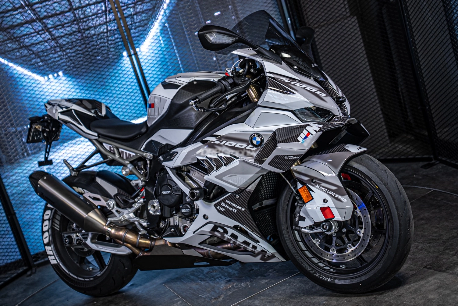 BMW S 1000 RR 2025 블랙 사진 4