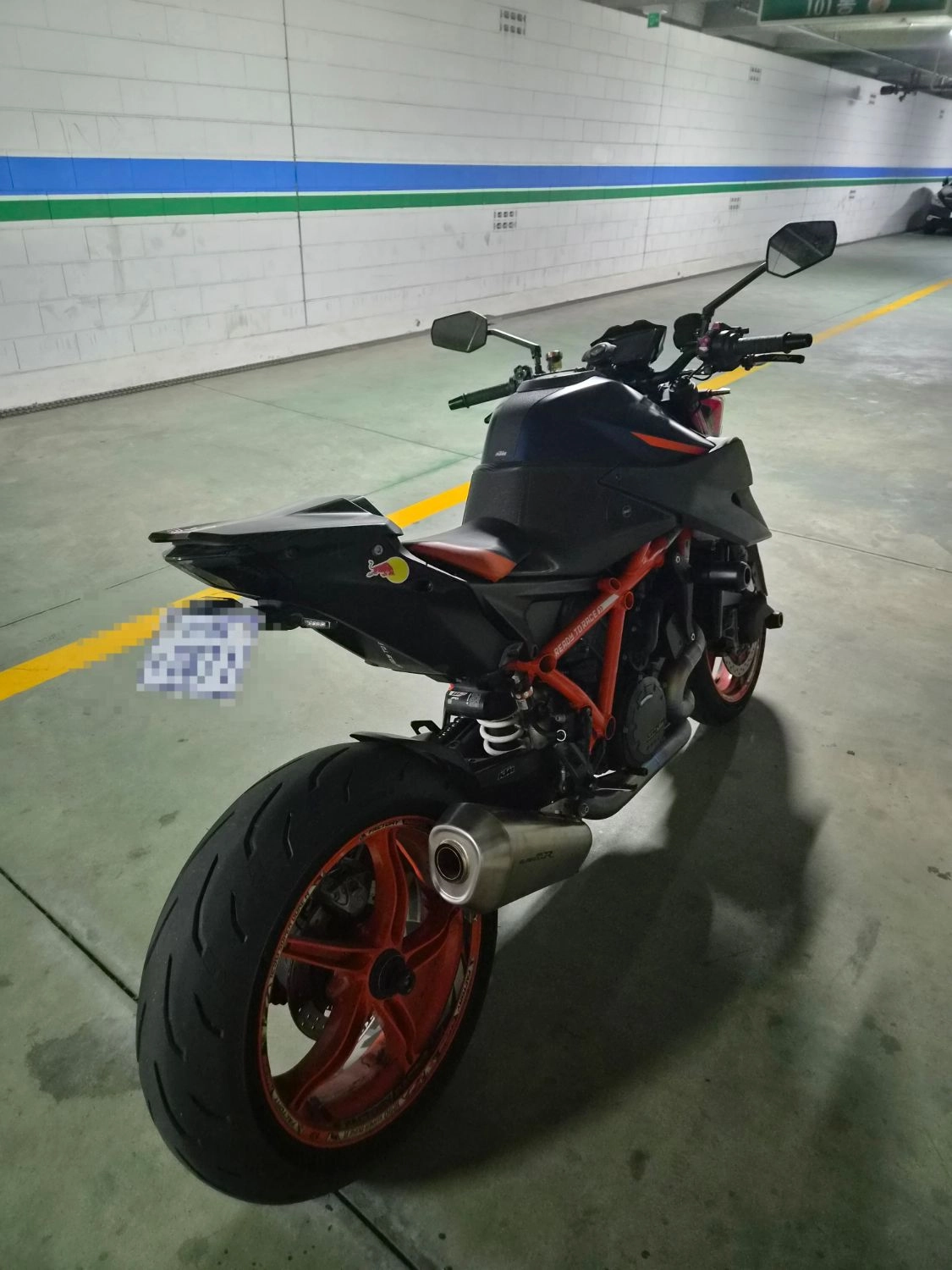 KTM 1290 슈퍼듀크 R 2022 블랙 사진 3