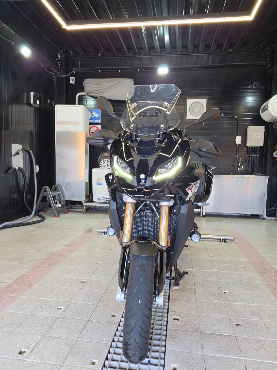 BMW S 1000 XR 2025 청록 사진 5