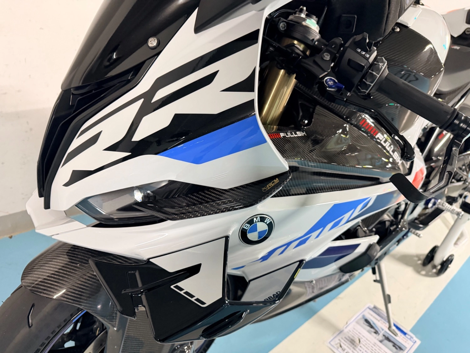 BMW S 1000 RR 2024 블랙 사진 3