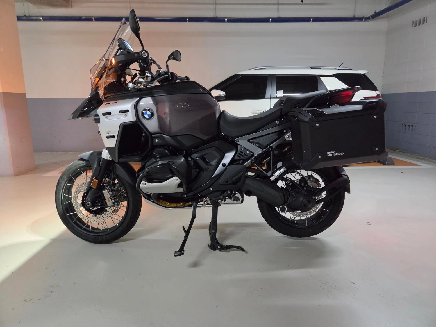 BMW R 1300 GS ADV 2025 블랙 사진 1