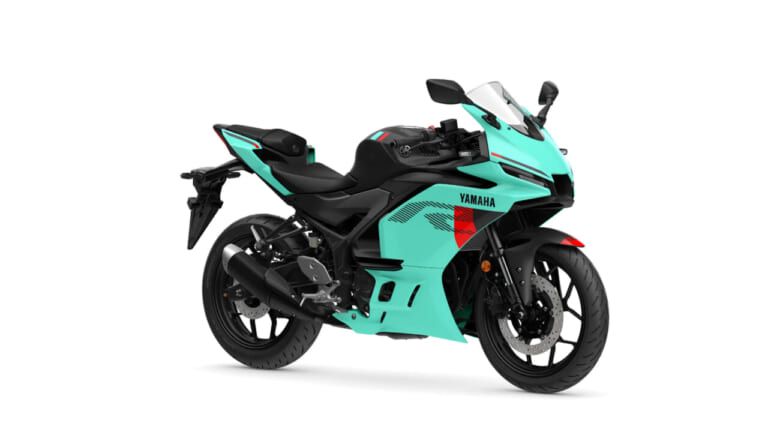YAMAHA YZF-R3｜Y2K直撃カラーにスマホ充電もバッチリ! 街乗りもツーリングもこなす相棒、ヤマハ「YZF-R25/R3」2026年モデルが登場