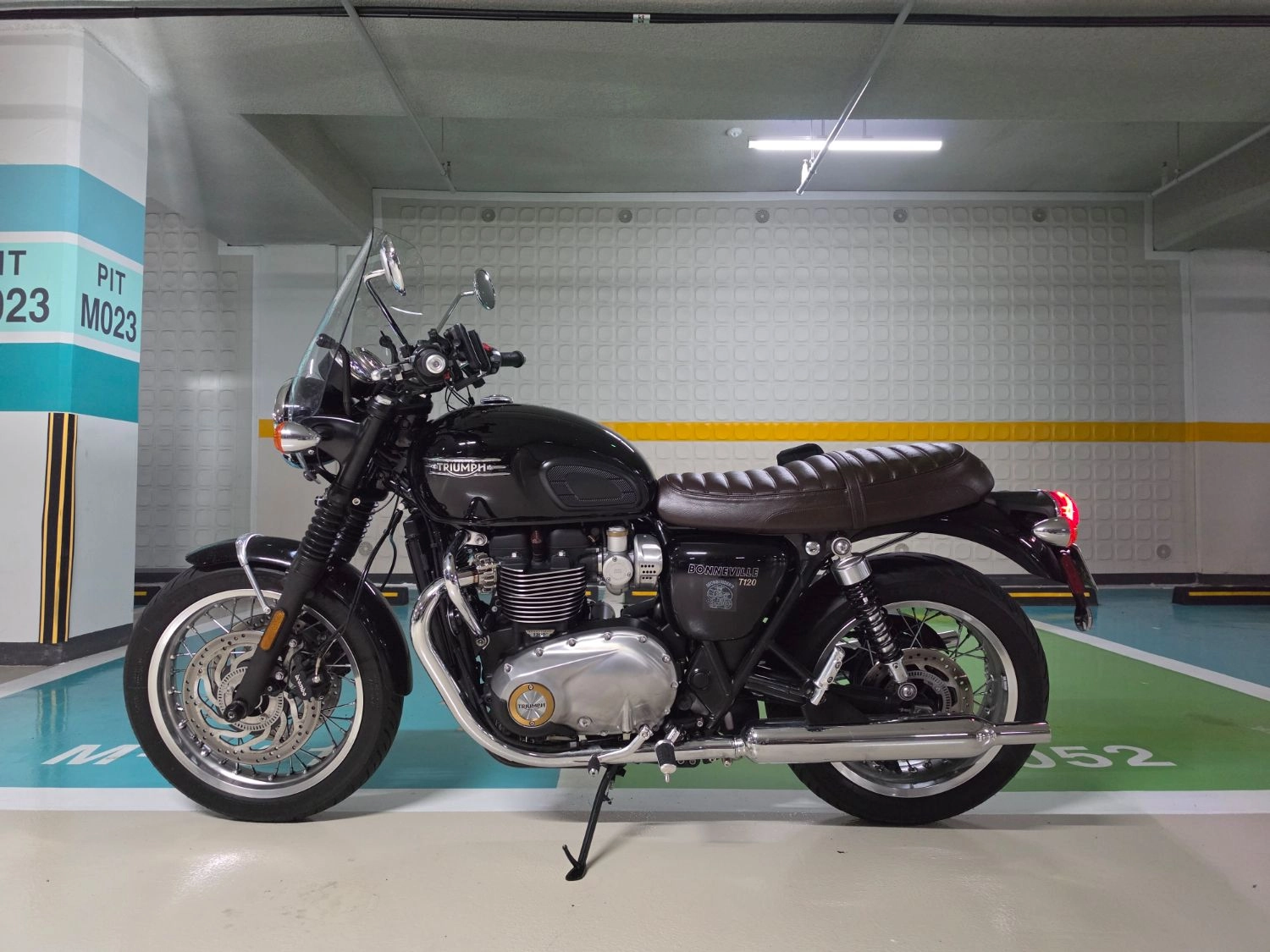 트라이엄프 본네빌 T120 2025 블랙 사진 1