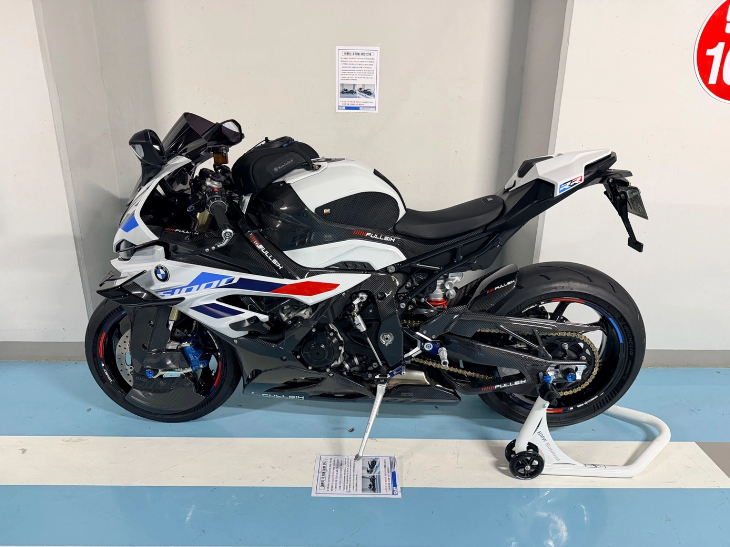 BMW S 1000 RR 2024 블랙 사진 2