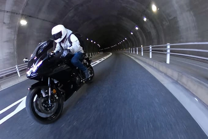 날렵한 프런트 마스크와 스포티한 실루엣은 YZF-R 시리즈의 정체성을 고스란히 계승한다.