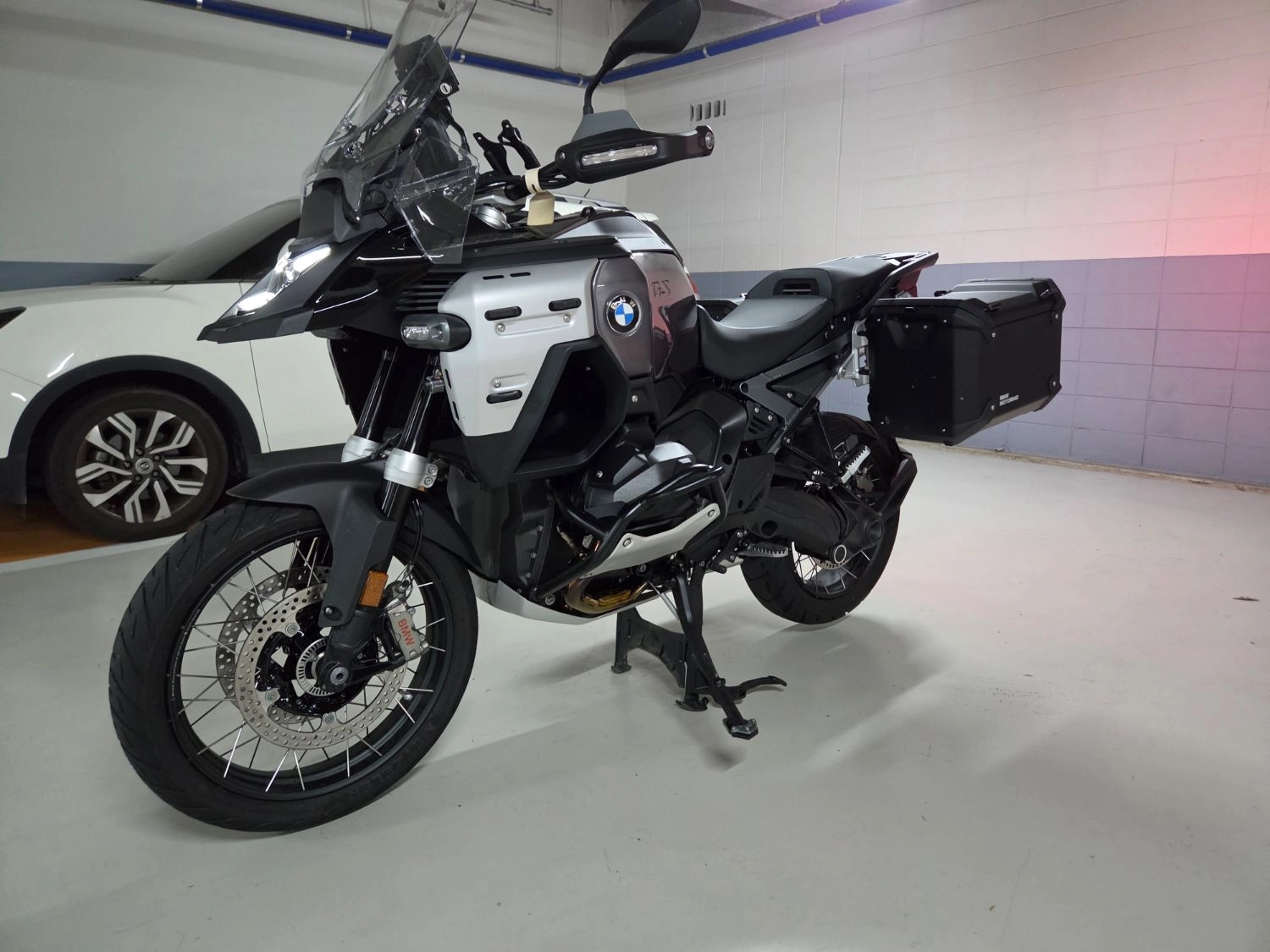 BMW R 1300 GS ADV 2025 블랙 사진 4