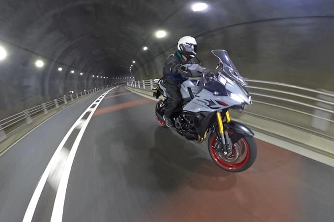 2026년형 스즈키 GSX-S1000GX의 세련된 실루엣.