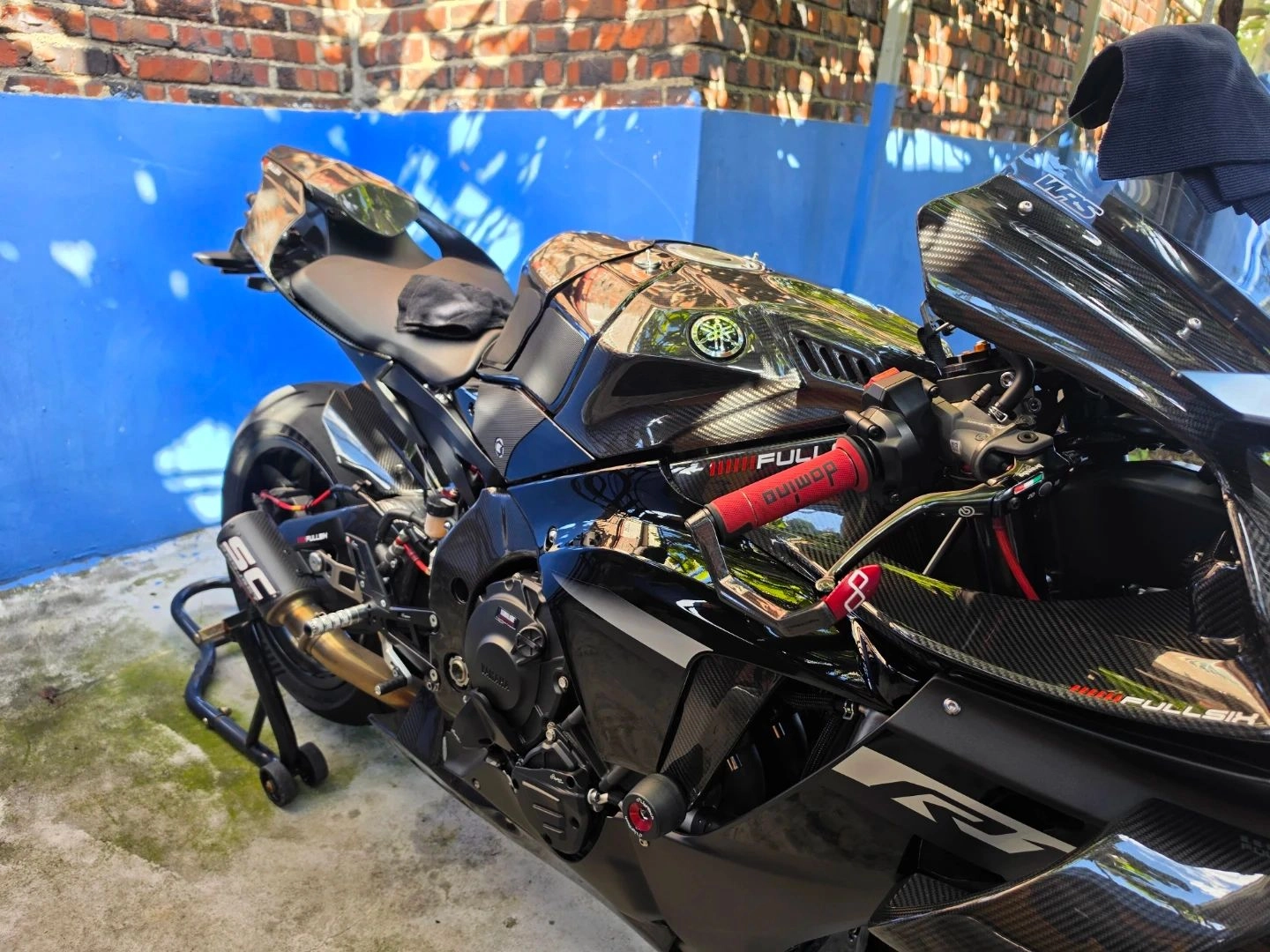 야마하 YZF R1 2024 블랙 사진 2