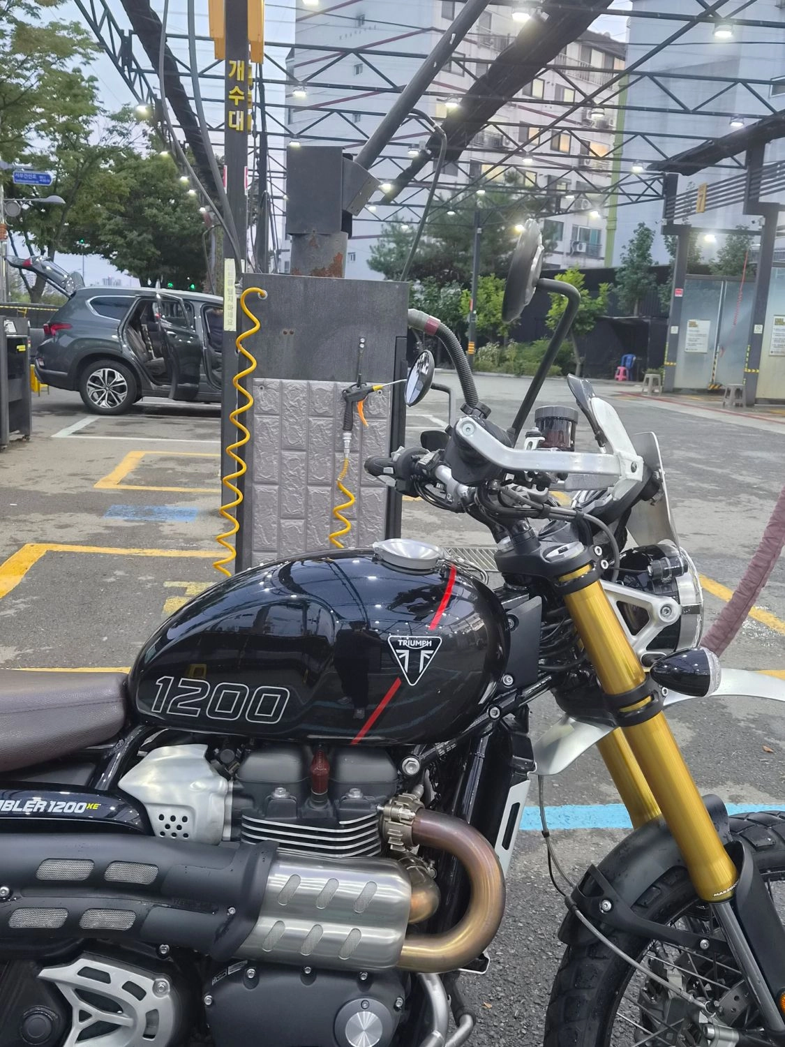 트라이엄프 스크램블러 1200 XE 2024 블랙 사진 2