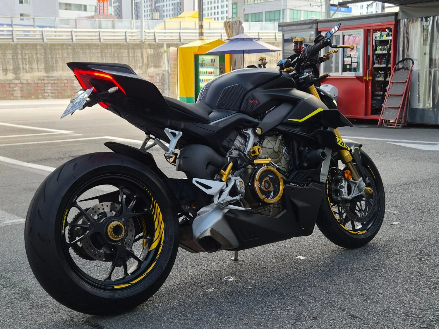 두카티 스트리트파이터 V4 S 2021 블랙 사진 4