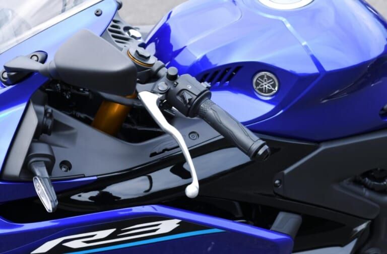 YAMAHA YZF-R3｜Y2K直撃カラーにスマホ充電もバッチリ! 街乗りもツーリングもこなす相棒、ヤマハ「YZF-R25/R3」2026年モデルが登場