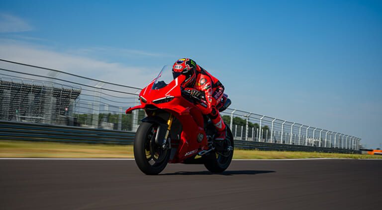Ducati Panigale V4 R｜サイドポッド初搭載による異次元の旋回力と、プロと同じシフト操作でコーナーへ。新型「パニガーレV4 R」の555万円に隠された本気の造り込み【新型発売】