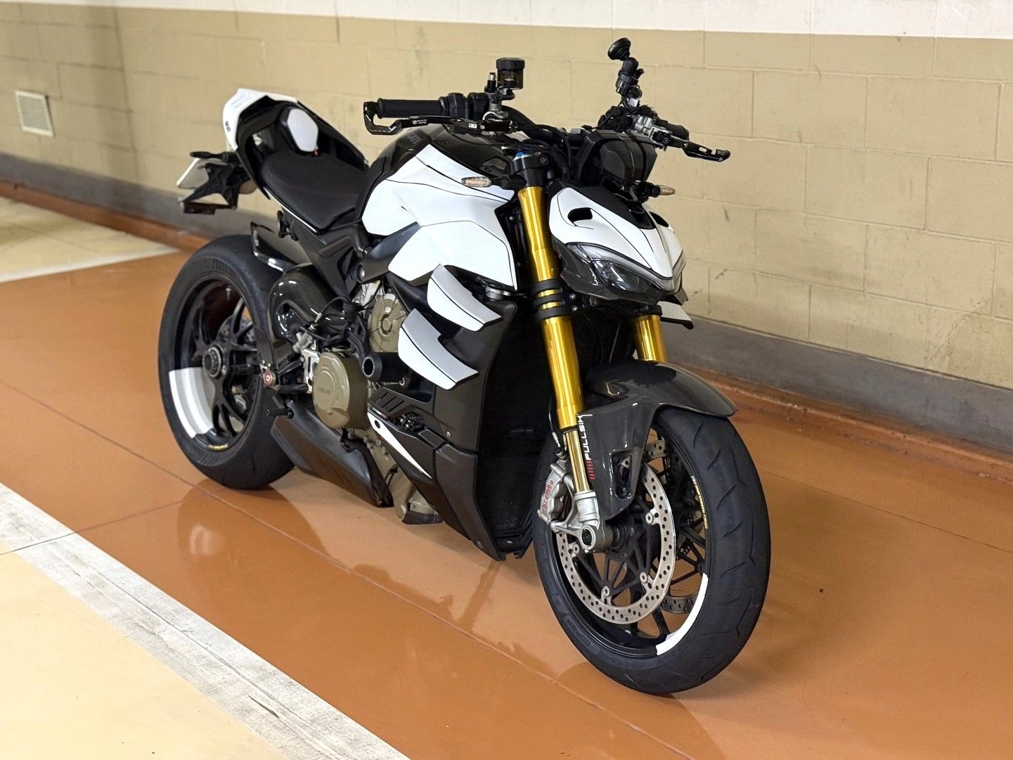 두카티 스트리트파이터 V4 S 2021 화이트