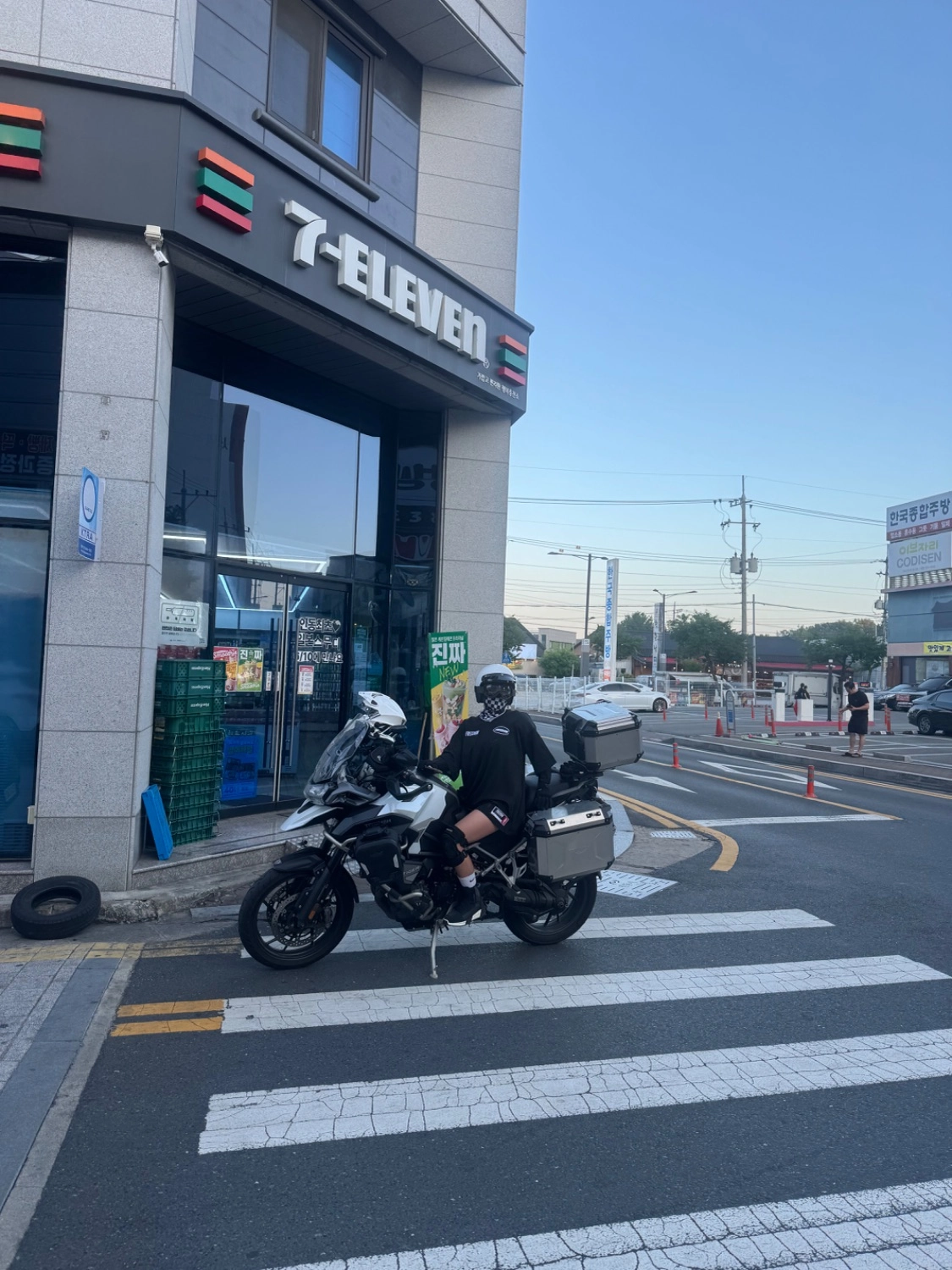 트라이엄프 타이거 1200 랠리 익스플로어 2023 화이트 사진 3