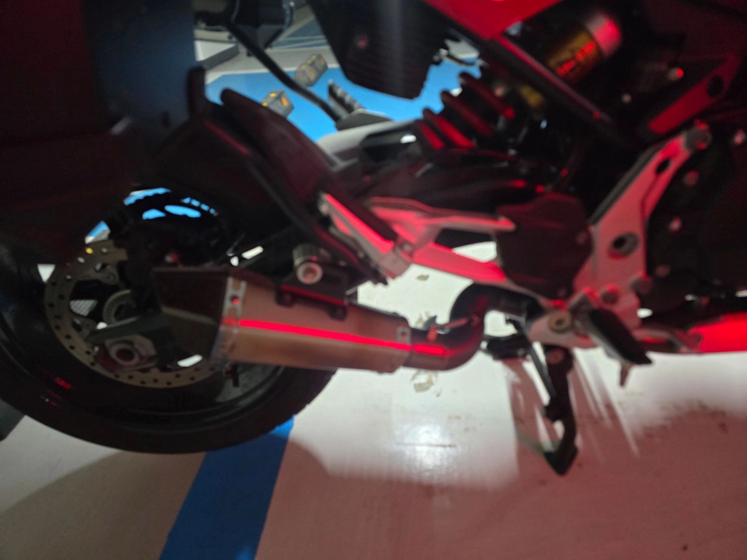 BMW F 900 XR 2025 레드 사진 5