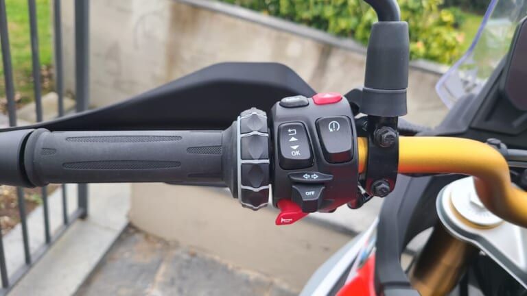 BMW F450GS｜扱いやすさと本格装備の両立。BMW F450GSの実力をシチリア島の泥んこセクションで徹底検証!【新型試乗インプレ】