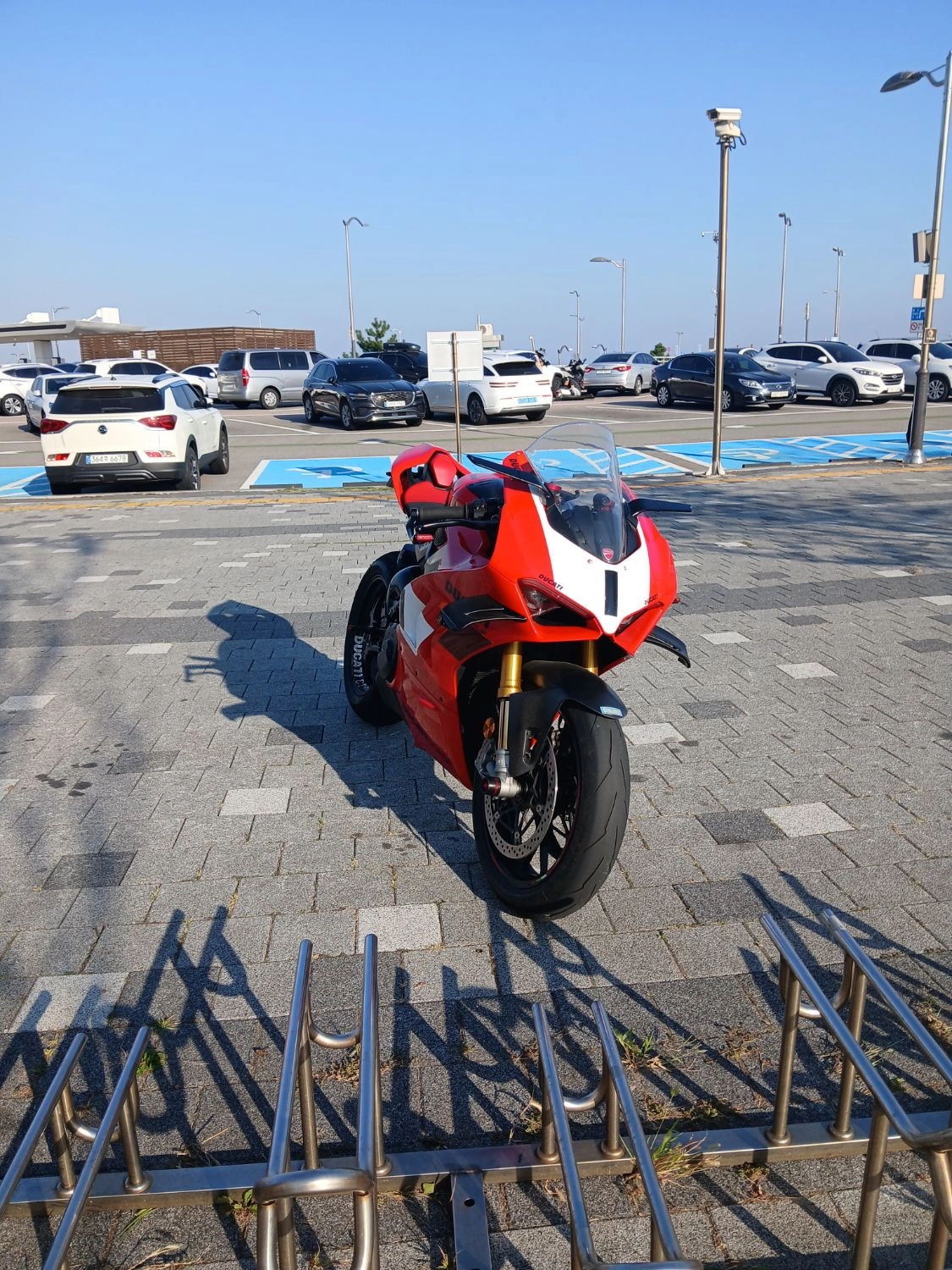두카티 파니갈레 V4 S 2022 레드 사진 1