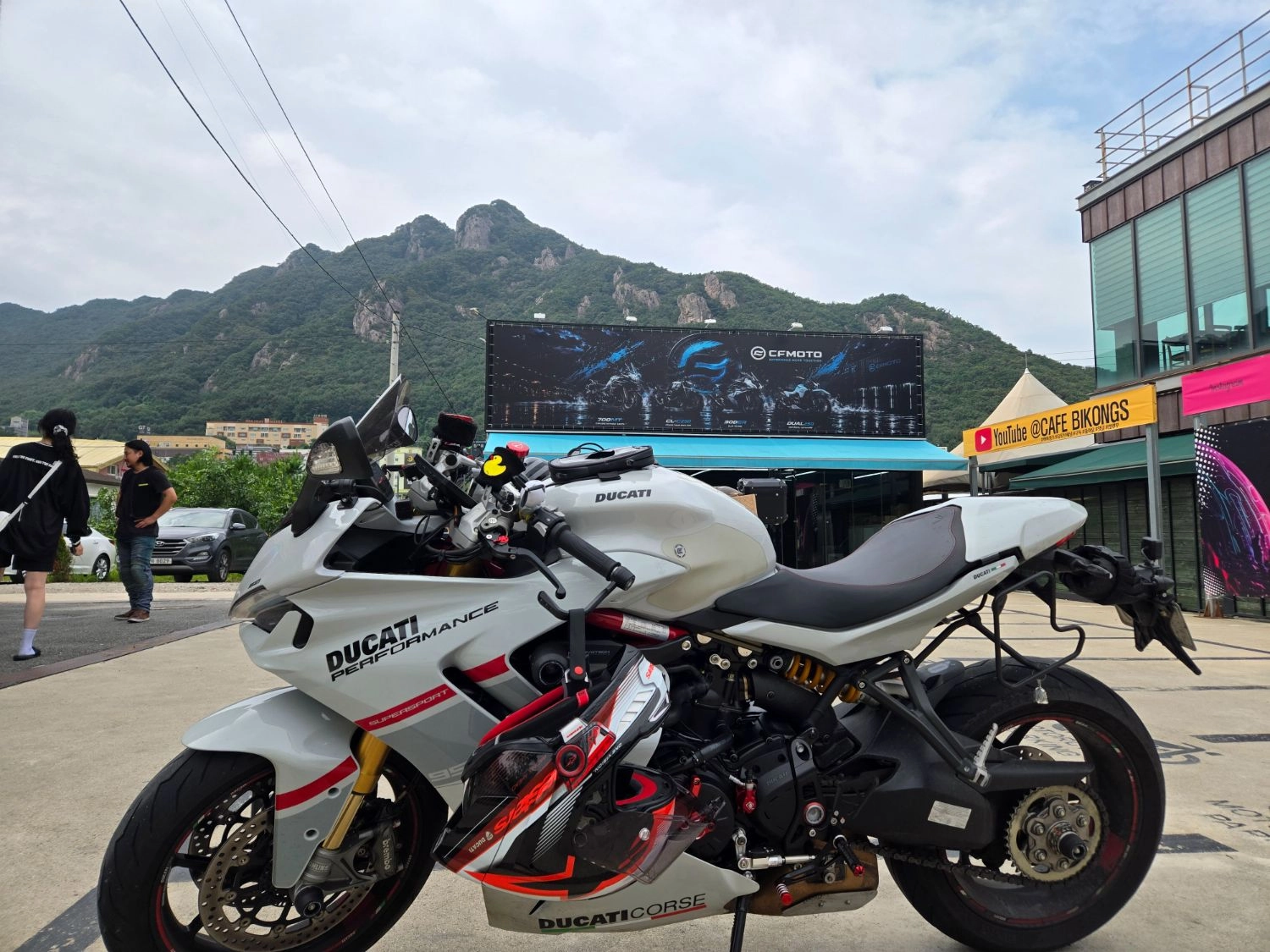 두카티 슈퍼스포츠 950 S 2024 화이트 사진 3