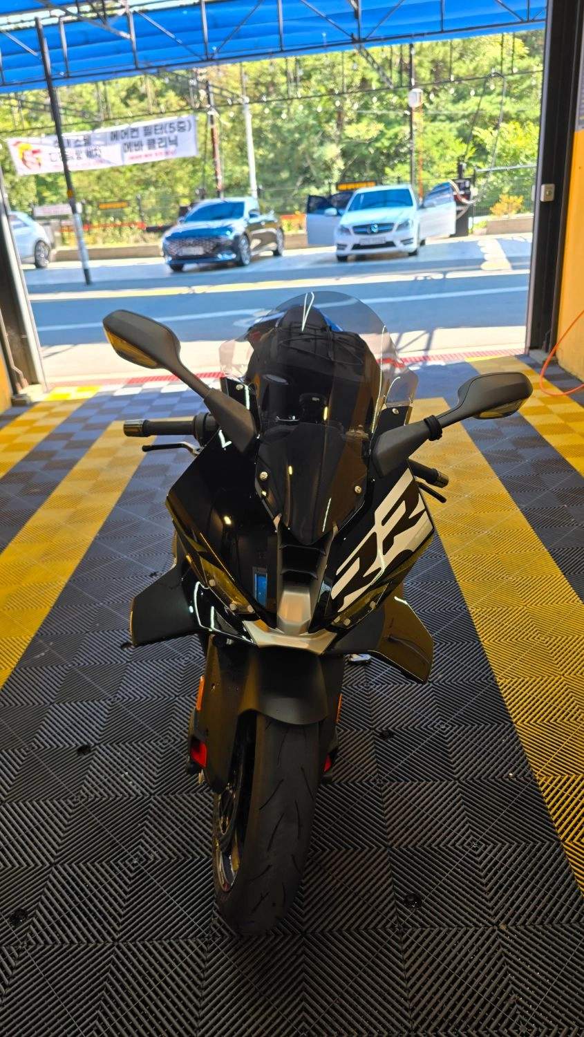 BMW S 1000 RR 2025 블랙 사진 4
