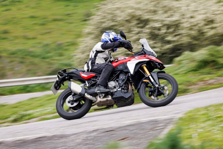 BMW F450GS｜扱いやすさと本格装備の両立。BMW F450GSの実力をシチリア島の泥んこセクションで徹底検証!【新型試乗インプレ】